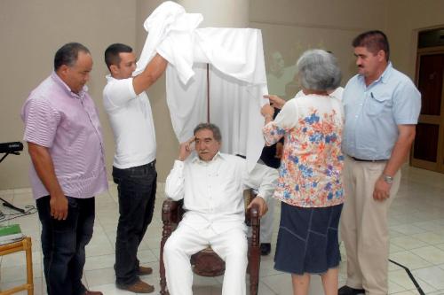 En la escultura de tama&ntilde;o natural el c&eacute;lebre autor de "Cien a&ntilde;os de soledad" est&aacute; vestido de blanco, "sentado, meditando, con el brazo izquierdo reclinado en un sill&oacute;n, y los dedos &iacute;ndice y del medio de la mano derecha apoyados en su rostro". (Foto: AFP)