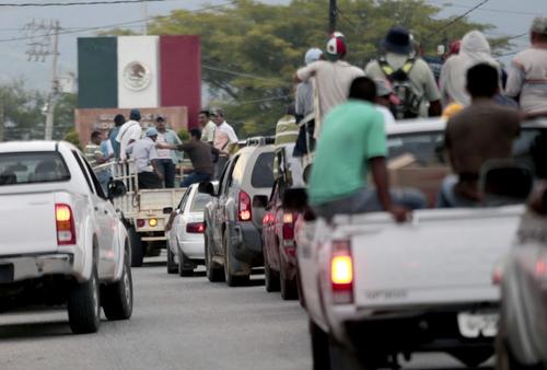 Unos 500 milicianos trataron en la mañana de llegar hasta el apartado lugar de las fosas