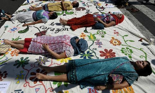 Muchas mujeres se unieron a las protestas pacíficas