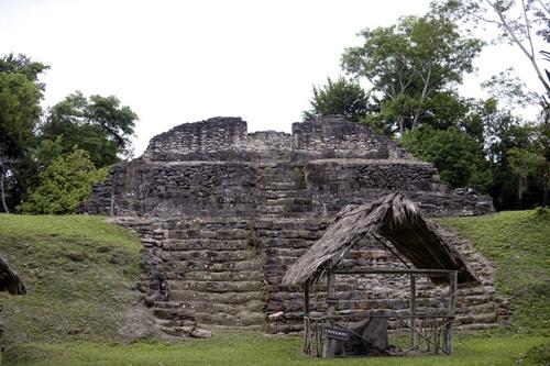 El sitio arqueol&oacute;gico Uaxact&uacute;n, en la selva petenera. (Foto: Johan Ord&oacute;&ntilde;ez/AFP)