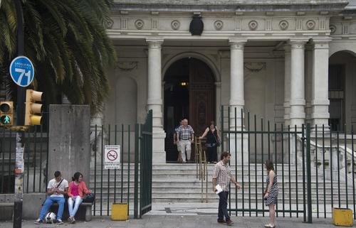 Fachada del Hospital de Montevideo, Uruguay, donde se encuentran los seis ex prisioneros. Al ser dados de alta, podr&aacute;n iniciar una nueva vida como hombres libres. (Foto: AFP)