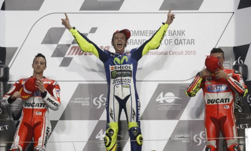 Vettel celebra en el podio tras ganar el GP de Catar