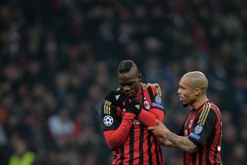 Balotelli sali&oacute; lesionado del juego y es duda para el pr&oacute;ximo encuentro del Milan en la Serie A italiana