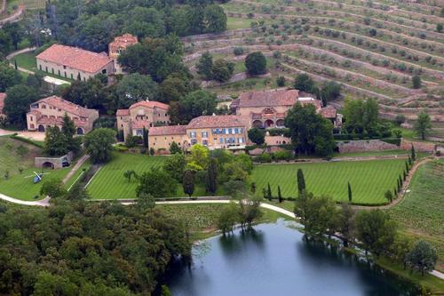 Esta foto de archivo del 31 de mayo de 2008 en Le Val, sureste de Francia, muestra una vista aerea del Chateau Miraval, una finca de viñedo propiedad de los actores estadounidenses Brad Pitt y Angelina Jolie. (Foto: AFP/Michael Gangne