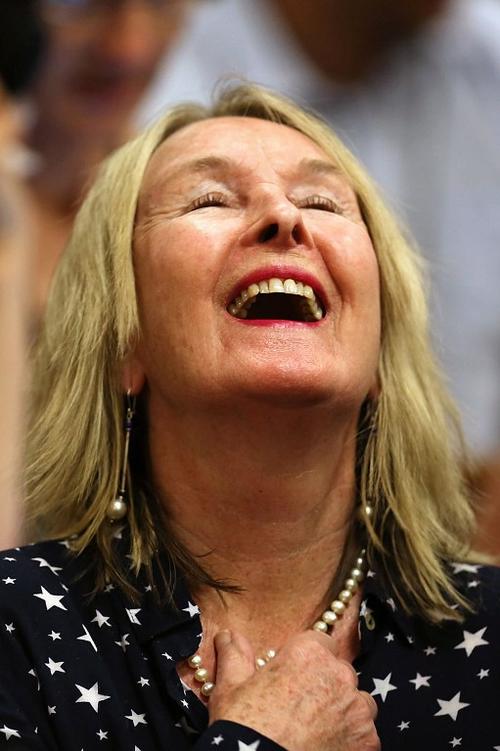 La madre de la modelo, June Steenkamp, se alegra al o&iacute;r la sentencia que la jueza impuso a Pistorius. (Foto: AFP) 