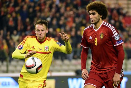 Chris Gunter, de Gal&eacute;s, y el belga Marouane Fellaini pelean por el bal&oacute;n durante un partido entre el Grupo B. (Foto: AFP/Emmanuel Dunand)