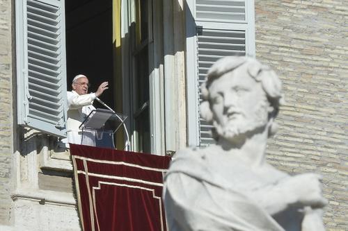 El papa Francisco saluda a la concurrencia desde la ventana del Palacio Apost&oacute;lico, en una misa que ofreci&oacute; por el A&ntilde;o Nuevo.(Foto: AFP PHOTO / ANDREAS SOLARO)