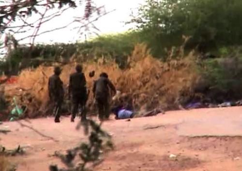 En uno de los videos captados se observa a miembros del ej&eacute;rcito de Kenia junto a uno de los presuntos sospechosos del ataque a la universidad. (Foto: AFP) 