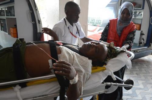 Un universitario es atendido luego del ataque en Kenia. (Foto: AFP) 