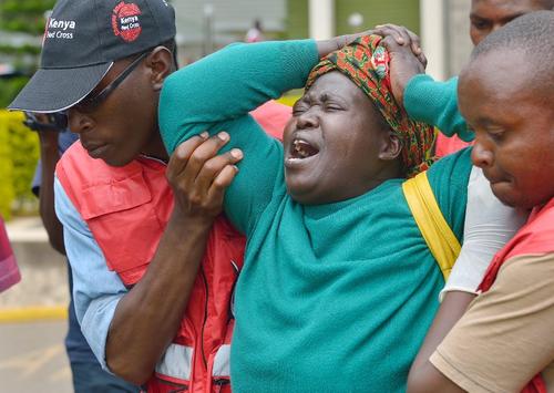 Familiares de los estudiantes fallecidos lloran tras reconocer a sus seres queridos. (Foto: AFP) 