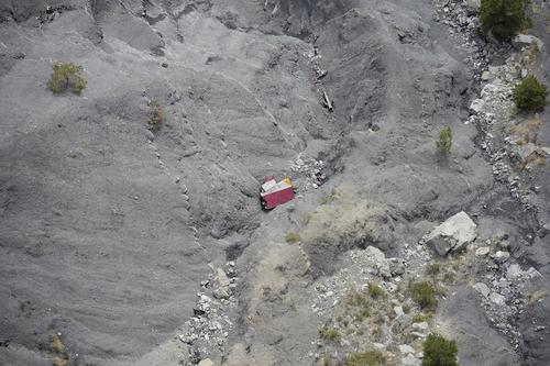 Esta foto a&eacute;rea tomada desde un helic&oacute;ptero, muestra escombros y un trozo de estabilizador del avi&oacute;n en el lugar del accidente de los Germanwings Airbus A320, cerca del peque&ntilde;o pueblo de Le Vernet, Alpes franceses. (Foto: AFP )