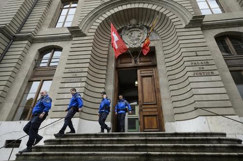 Los agentes de polic&iacute;a dejan el juzgado de la Ginebra durante una apelaci&oacute;n del ex jefe policial Erwin Sperisen, ayer 4 de mayo, quien el a&ntilde;o pasado recibi&oacute; una sentencia de por vida en Suiza por siete asesinatos. (Foto: AFP) 