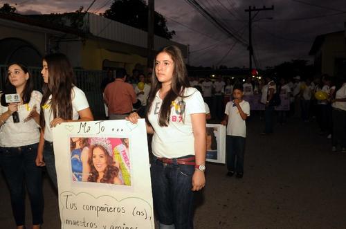 Familiares, amigos y vecinos de MIss Honduras Mundo realizaron una caminata el martes, pidiendo su aparici&oacute;n. (Foto: AFP) 