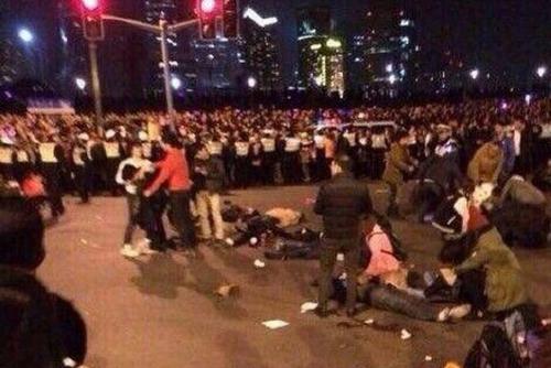 En las im&aacute;genes se aprecia como personas y bomberos auxilian a las personas aplastadas por la multitud. (Foto: Agencias)