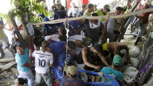 En el lugar contin&uacute;an trabajando m&aacute;s de 80 socorristas y especialistas que dan apoyo a las familias de los mineros atrapados. (Foto Reuters)