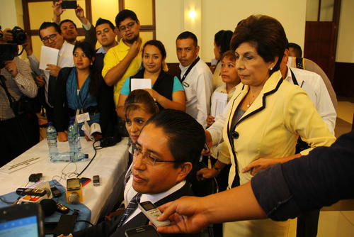 Los funcionarios de la SAT fueron citados por la diputada Nineth Montenegro, quien al percatarse que el jefe de la SAT no quería responder a la prensa, le pidió por escrito que le entregara las causales de la destitución. (Foto: Alexis Batres/Soy502)