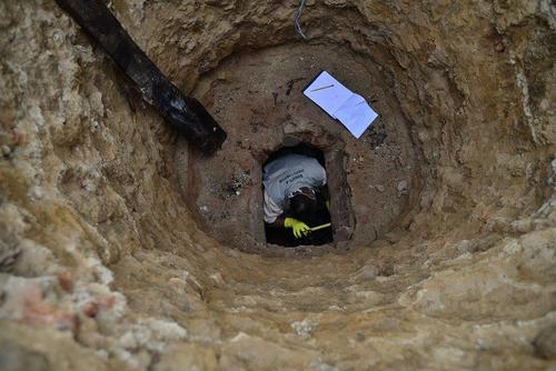 Tras se retirado la urna, los investigadores del Ministerio de Cultura continuaban indagando en el interior del mausoleo de Miguel Garc&iacute;a Granados. (Foto: Wilder L&oacute;pez/Soy502)