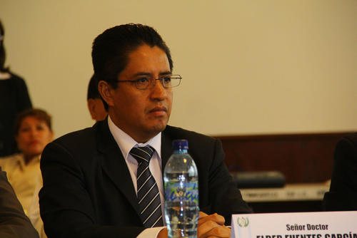 Elder Fuentes, jefe interino de la SAT, no supo responder el porqué destituyó a la intendente de Aduanas, solo se limitó a decir que lo hizo porque podía hacerlo. (Foto: Alexis Batres/Soy502)