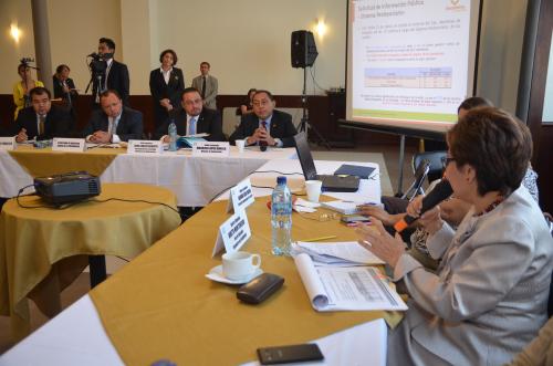 La diputada de Encuentro por Guatemala, Nineth Montenegro, cuestiona a Mauricio López Bonilla por el poco avance en el bloqueo de la señal de teléfonos celulares en centros carcelarios del país. (Foto: Cortesía de José Antonio Castro/ Congreso)