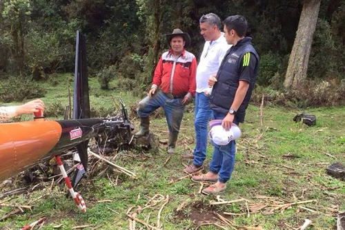 Javier Hern&aacute;ndez revisa los da&ntilde;os en su helic&oacute;ptero, mismo que utiliz&oacute; para obsequiar viajes dentro de la ciudad como parte de su campa&ntilde;a para aspirar a la alcald&iacute;a metropolitana. (Foto: Facebook/Javier Hern&aacute;ndez)