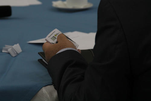 Luego de que los comisionados levantaron la mano para votar debían registrarlo con un control remoto. El número 1 era para el "Sí" y el 2 para el "No". (Foto: Alexis Batres/Soy502)