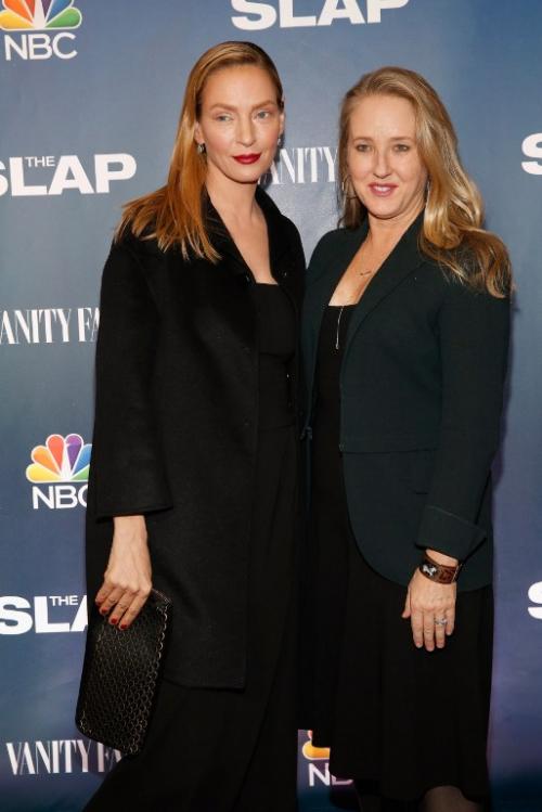La actriz, Uma Thurman junto a la presidenta de NBC, Jennifer Salke. (Foto: AFP)