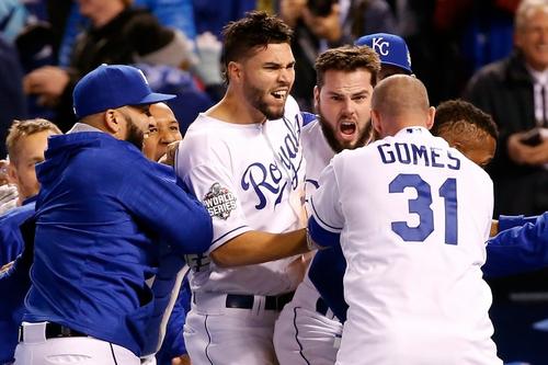 Eric Hosmer fue la clave en el triunfo de Kansas City, 5-4. (Foto: AFP)
