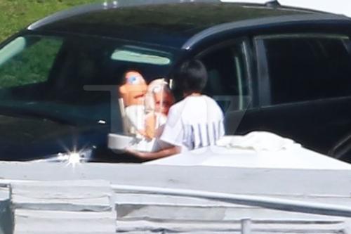 El portal de noticias estadounidense logr&oacute; captar el momento donde llevaban el pastel de boda. (Foto: TMZ.com)