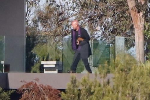 Un sacerdote tambi&eacute;n fue captado al momento de entrar a la mansi&oacute;n. (Foto: TMZ.com)