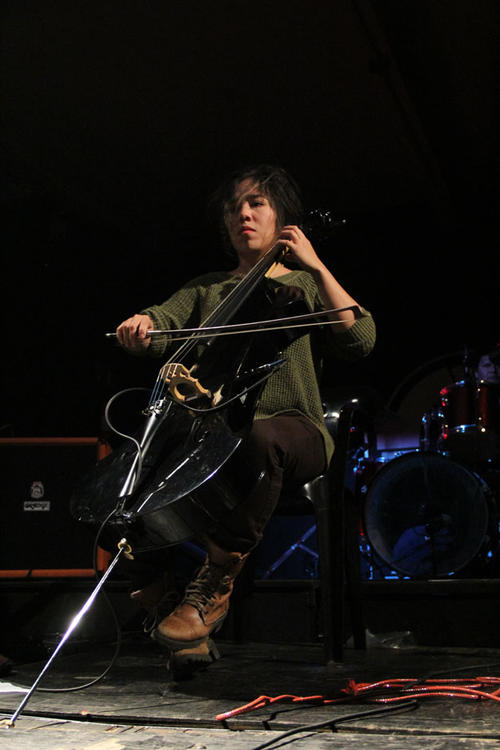 Pamela Flores interpret&oacute; varias canciones de Nirvana con su "Cello" (Foto: Alexis Batres/Soy502)