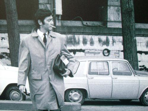 Julio Cort&aacute;zar, en una calle de Par&iacute;s, a&ntilde;os antes de que Luis Aceituno pudiera verlo en una estaci&oacute;n de tren. 