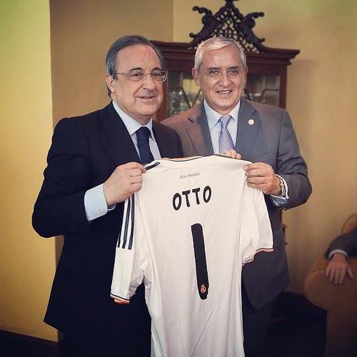 El presidente de Guatemala Otto P&eacute;rez Molina y Florentino P&eacute;rez presidente del Real Madrid posan con la camiseta del equipo merengue. (Foto: Otto P&eacute;rez Molina)