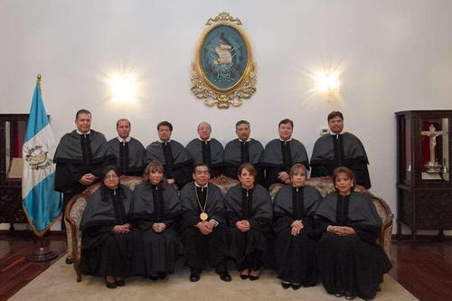 Blanca Stalling aparece en la foto oficial del pleno de magistrados que aprobó el permiso sin goce de salario por un mes. (Foto: Soy502) 