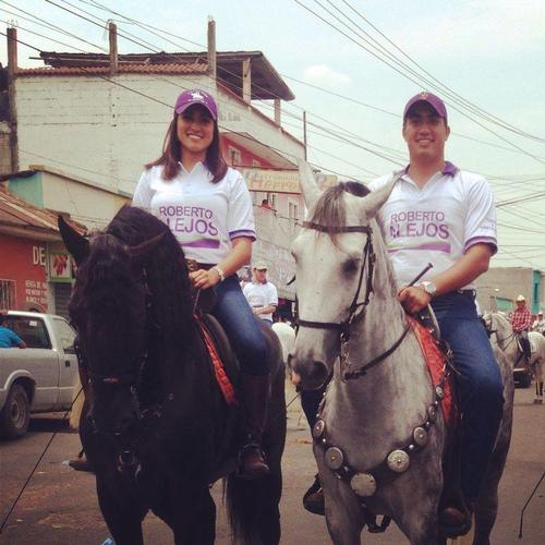 Carlos Quintanilla ya ha empezado a hacer propaganda en Santa Rosa por el partido Todos. (Foto Tomada de Facebook Carlos Quintanilla)