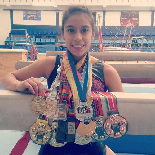 Ana Sof&iacute;a muestra algunas de las medallas que ha conseguido a lo largo de su carrera. (Foto: Ana Sof&iacute;a G&oacute;mez)