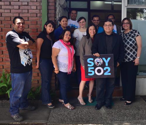 Parte del equipo de Soy502 con Alexis Batres, antes de partir a la ceremonia auspiciada por Amcham. (Foto: Rodrigo Baires)