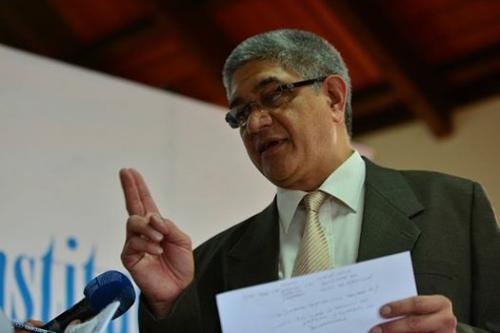 El secretario de la CC Mart&iacute;n Guzm&aacute;n explica en conferencia de prensa las resoluciones. (Foto: Wilder L&oacute;pez/Soy502) 