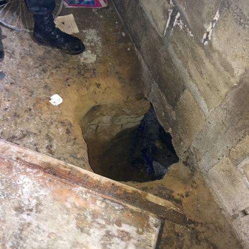 Esta es la vista del agujero en el &aacute;rea interior de la vivienda deshabitada donde se encontr&oacute; el t&uacute;nel. (Foto: MinDef) 