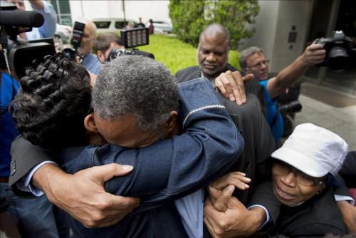 El hombre que recobr&oacute; su libertad tras 30 a&ntilde;os de estar en el corredor de la muerte fue recibido por sus familiares. (Foto: EFE) 