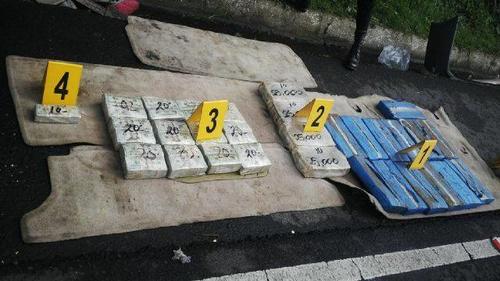 En el auto se encontraron 30 paquetes con d&oacute;lares. (Foto: Soy502) 