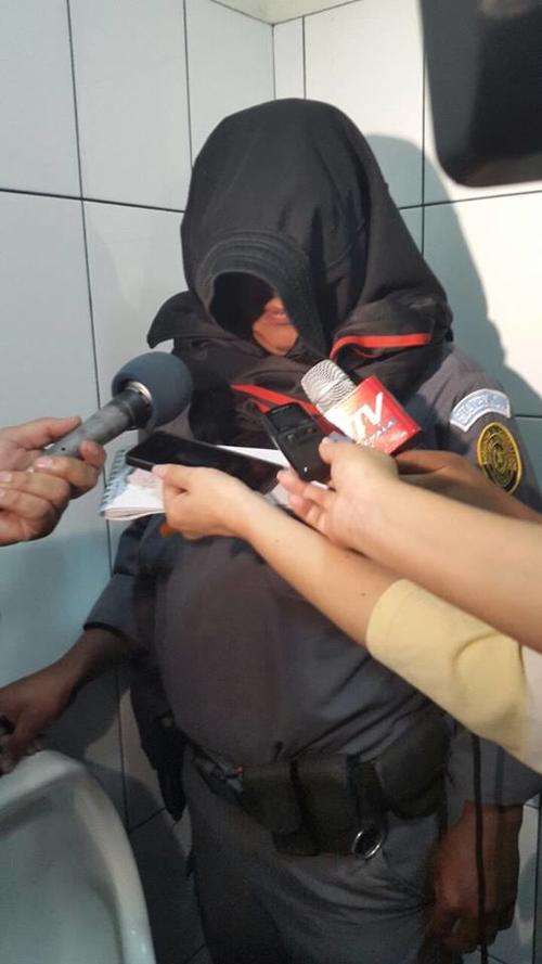 Un guardia de seguridad del Sistema Penitenciario, se cubre el rostro al dar declaraciones dando a conocer el descontento por el incumplimiento en el pago del aumento salarial. 