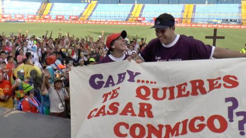 Luis le pide a Gaby que se case con el en la San Silvestre