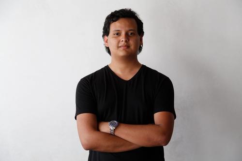 El muchacho empez&oacute; a interesarse por la m&uacute;sica electr&oacute;nica cuando ten&iacute;a 15 a&ntilde;os, pero fue a los 18 cuando se introdujo de lleno en el ambiente musical. 