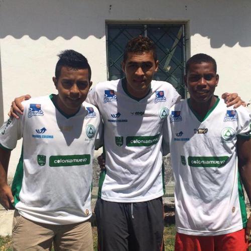 Los jugadores nacionales posan con el ecuatoriano Joao que tambi&eacute;n es otro de los refuerzos. (Foto: Cortes&iacute;a Sixto Betancourt)