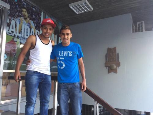 Albert y Sixto en la sede de la Asociaci&oacute;n Uruguaya de F&uacute;tbol. (Foto: Cortes&iacute;a Sixto Betancourt)