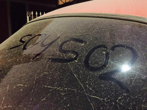 En Villa Nueva los veh&iacute;culos muestran una capa espesa de ceniza que los cubri&oacute; por la erupci&oacute;n del volc&aacute;n. (Foto: Jes&uacute;s Alfonso/Soy502)