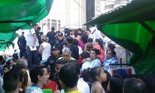 Los agentes intervinieron para calmar a la gente en las afueras del templo de El Calvario. (Foto: Twitter)