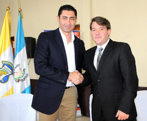 El d&iacute;a de la firma del convenio, el 1 de diciembre del 2013. (Foto: Otto P&eacute;rez L.)