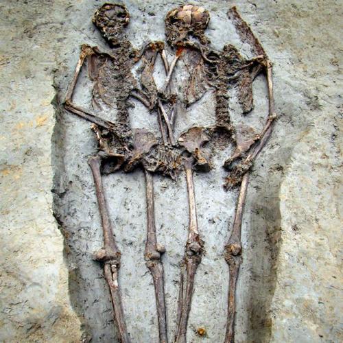 En 2011  en Italia, se localiz&oacute; una pareja de esqueletos tomados de la mano. (Foto:Today.com)