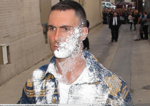 Adam qued&oacute; cubierto de az&uacute;car que le lanz&oacute; un hombre en Hollywood. 